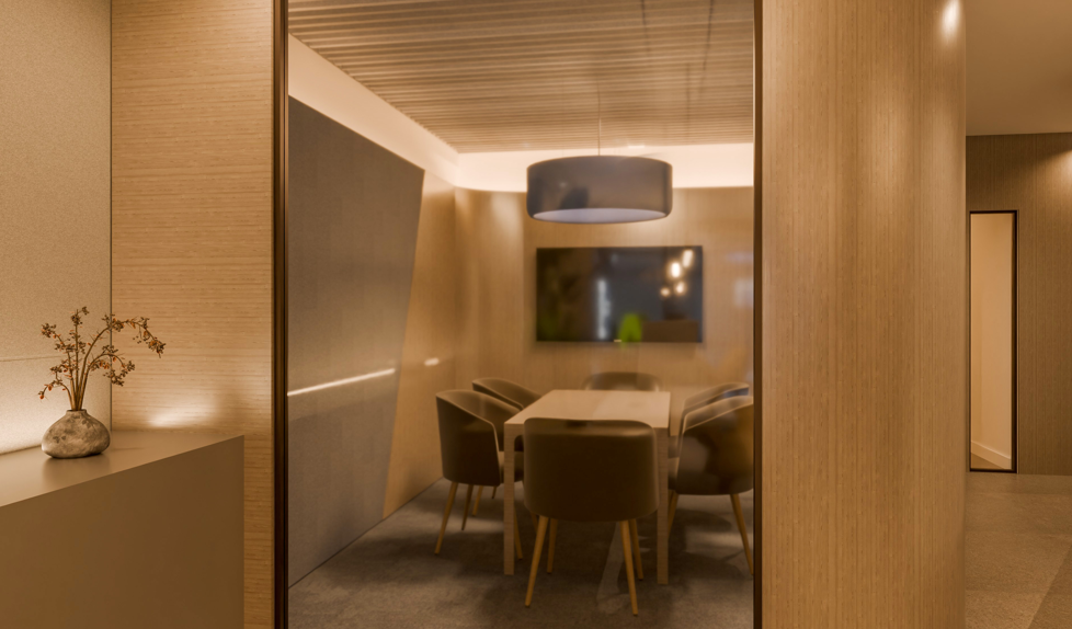 Diseño y dirección de obra de las nuevas oficinas comerciales de Assistència Sanitària en Cornellà y Terrassa, a cargo de Alotark.
