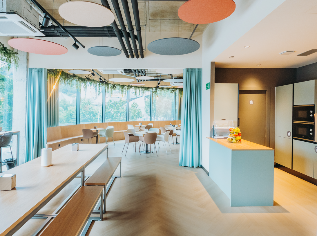 Oficinas de Ingeni: un coworking corporativo diseñado por Alotark que fomenta colaboración y bienestar.