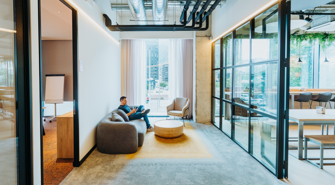 Coworking Ingeni Escaldes. Un espacio diseñado por Alotark que fomenta colaboración y bienestar.