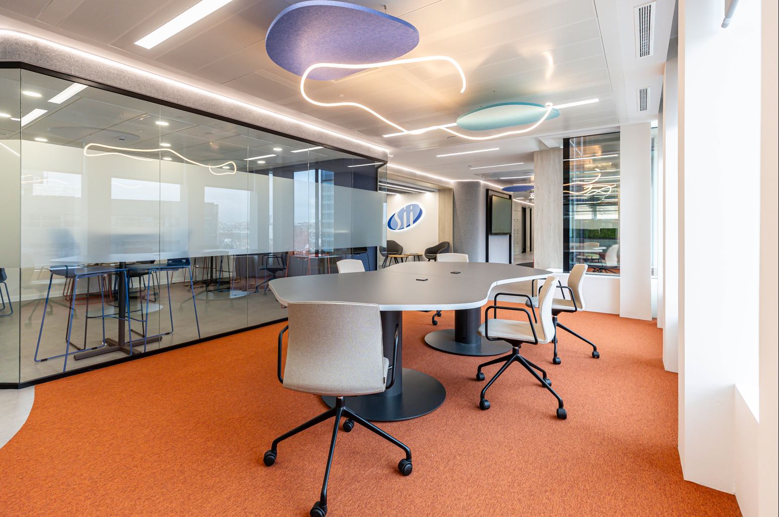 alotark-sii-group-diseno-corporativo-oficinas-los-cubos.jpg Diseño con identidad de marca para SII Group Spain en Los Cubos, por Alotark