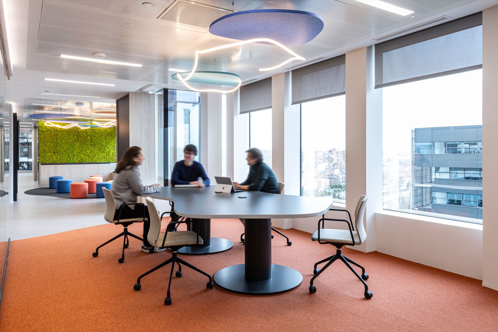 alotark-sii-group-zona-agora-reuniones-informales.jpg Zona ágora para reuniones informales en la sede de SII Group Spain por Alotark